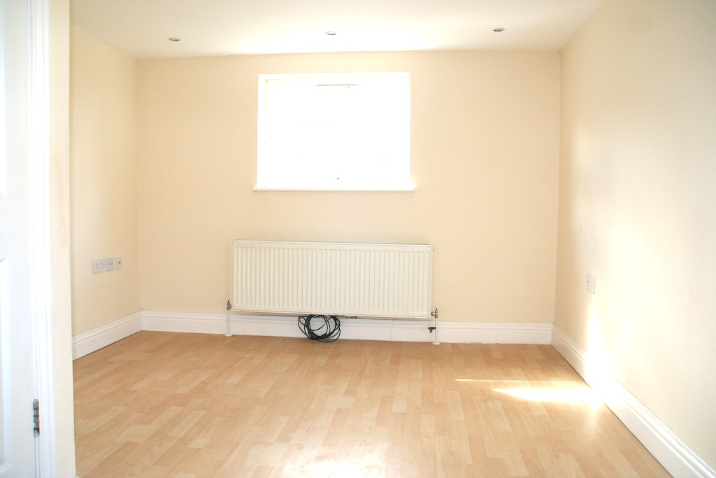 LOVELY 2 BED FLAT BASED IN TURNPIKE LANE WALKING DISTANCE TO TUBE STATION